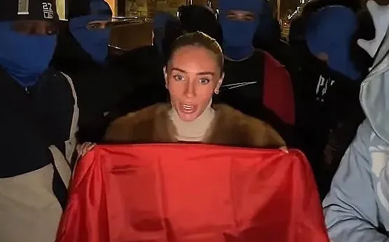 영국 인플루언서 보니 블루가 런던 인도네시아 공관 인근에서 촬영한 영상 장면. 해당 영상과 관련해 영국 경찰은 공공외설 혐의를 적용해 그를 기소했다. SNS 캡처