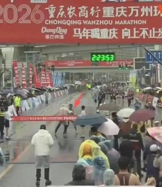 중국 마라톤 대회에서 결승선을 눈앞에 두고 심판이 선수를 제지하는 황당한 사건이 일어났다. 펑멘신문 캡처