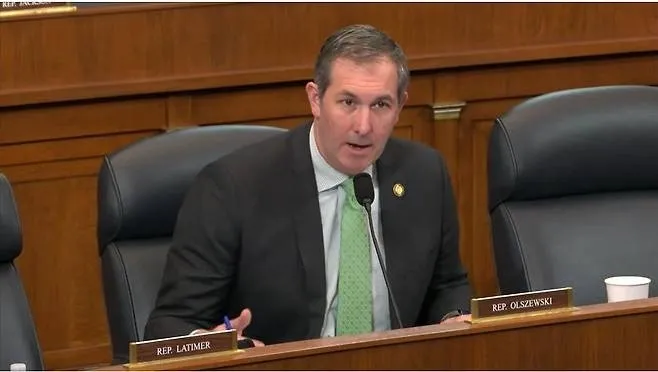 조니 올셰프스키 (민주·메릴랜드) 하원의원이 17일(현지시간) 미 연방 의회 하원 외교위원회의 청문회에 출석해 주한미군의 사드 체계를 중동으로 재배치한 것과 관련한 질문하고 있다. 미 하원외교위원회 제공