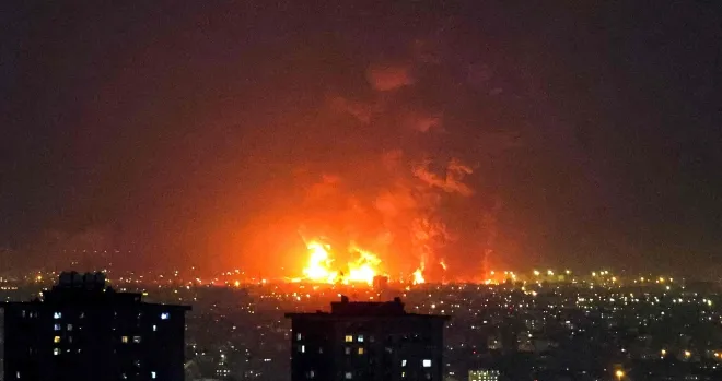 이란 테헤란 정유시설에서 7일(현지시간) 공습으로 인한 폭발과 화염이 치솟고 있다. 미국과 이스라엘은 지난달 28일 이란을 상대로 대규모 타격을 개시했고, 이란은 미사일 공격으로 대응하며 전면 충돌이 이어지고 있다. AFP 연합뉴스