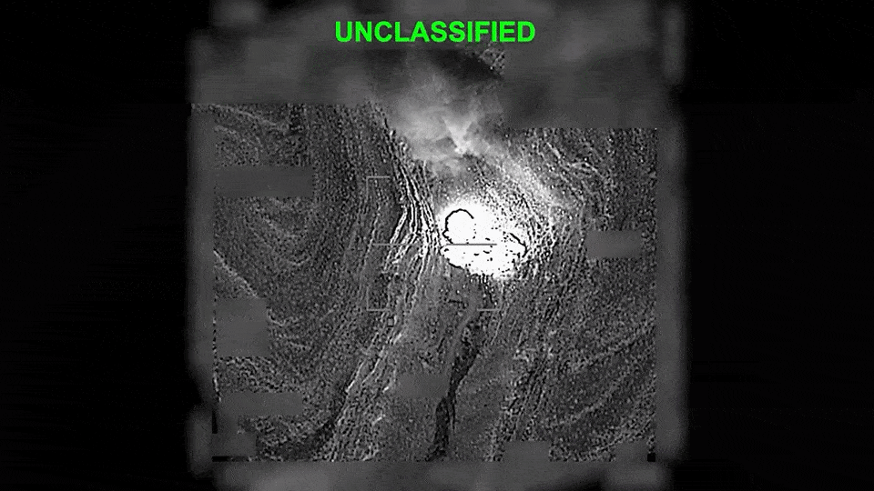 미군 중부사령부(CENTCOM)가 공개한 ‘장대한 분노’(Epic Fury) 작전 영상 중 한 장면으로, 표적 타격 순간 강력한 폭발이 포착되고 있다. 미군은 해당 작전을 통해 신속하고 정밀한 글로벌 타격 능력을 강조했다. 미 중부사령부 엑스(X) 캡처