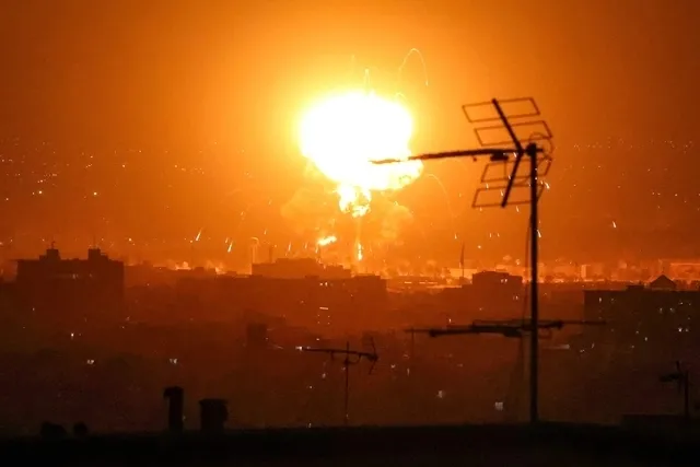 7일 이란 테헤란에서 공습으로 석유저장고가 폭발하면서 거대한 화염이 발생했다. AFP 연합뉴스