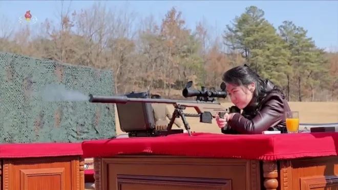 지난달 28일 조선중앙통신은 김정은 북한 국무위원장 의딸 김주애가 야외 사격장에서 저격소총을 조준 사격하는 모습을 공개했다