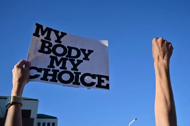 낙태 권리를 요구하는 시위 참가자가 ‘내 몸 내 선택’(My Body My Choice) 문구가 적힌 피켓을 들고 있다. AFP 연합뉴스