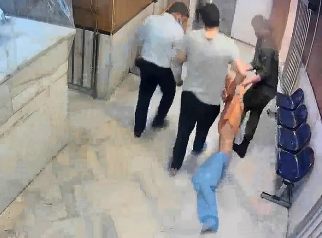 이란 테헤란 에빈 교도소 내부 CCTV 화면으로, 교도관들이 수감자를 끌고 이동시키는 장면이 담겼다. 해당 교도소는 정치범과 시위 참가자들이 수감되는 시설로, 구금 과정에서의 인권 침해 의혹이 꾸준히 제기돼 왔다. AP 연합뉴스