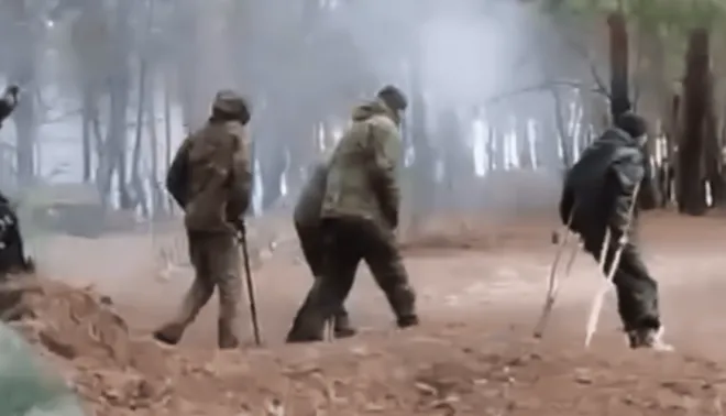 영국 일간지 데일리메일은 자체 입수한 동영상을 통해 러시아군이 자국 병사를 고문 학대하고 있다고 주장했다. 해당 매체는 “러시아군 부상병들이 치료도 채 받지 못한 채 전장으로 쫓겨나고 있다”(사진)고 보도했다. 데일리메일 제공 영상 캡처