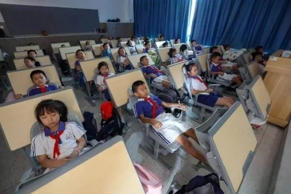 중국 외교부 대변인이 자신의 SNS에서 낮잠 침대로 변하는 책상을 소개했다. 163닷컴 캡처