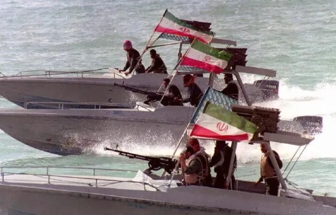 이란 혁명수비대 대원들이 반다르아바스 인근 페르시아만 해역에서 무장 고속정을 타고 기동하고 있다. AFP 연합뉴스