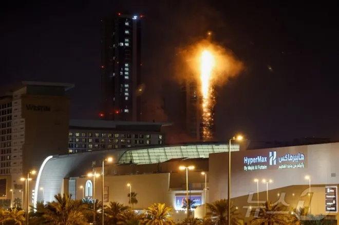 바레인 마나마의 건물이 이란 드론 공격으로 불타고 있다. 2026.02.28 로이터 뉴스1