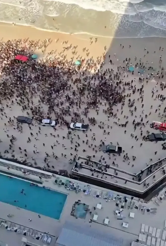미국 플로리다 데이토나비치 해변에서 봄방학 시즌 대규모 인파가 한꺼번에 몰리며 혼란이 벌어지고 있다. 현지에서는 이달 초 군중이 한순간에 달아나는 패닉 상황이 발생해 해변 치안 불안이 다시 주목받았다. 틱톡 캡처