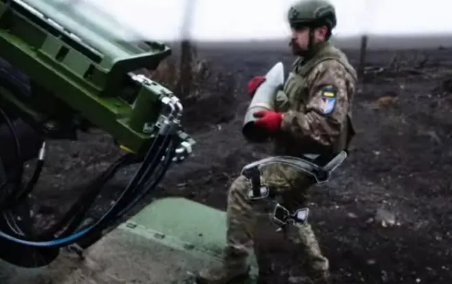 우크라이나 제147포병여단 장병들이 외골격 장비를 착용한 채 포탄을 운반하고 있다. 우크라이나 공수강습군 제7신속대응군단 영상 캡처