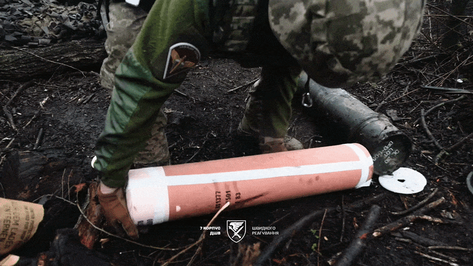 우크라이나 제147포병여단 장병들이 외골격 장비를 착용한 채 포탄을 운반하며 포 진지에서 운용 시험을 하고 있다. 우크라이나 공수강습군 제7신속대응군단 영상 캡처