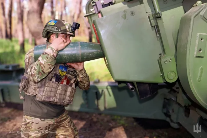 우크라이나 제40포병여단 장병이 보흐다나-BG 견인곡사포에 포탄을 장전하고 있다. 제40포병여단 제공