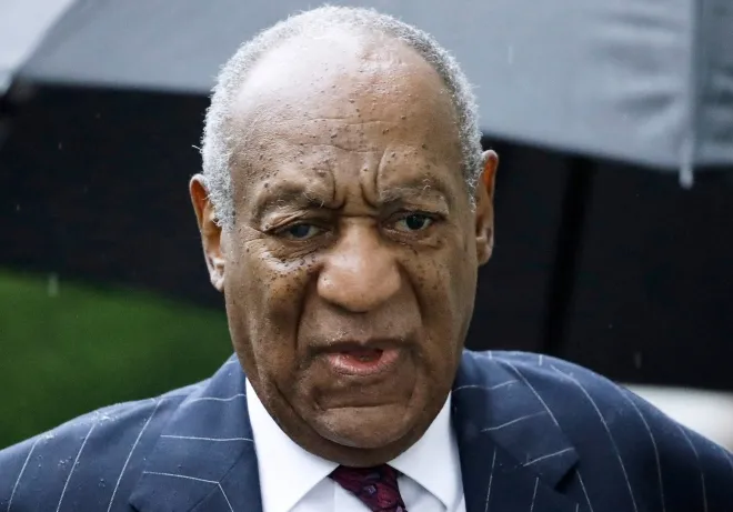 빌 코스비가 2018년 9월 25일(현지시간) 미국 펜실베이니아주 노리스타운 몽고메리 카운티 법원에서 열린 선고 공판에 출석하고 있다. AP 연합뉴스