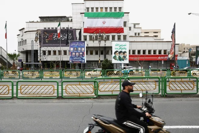 미국과 이스라엘의 대이란 공습이 이어지는 가운데 23일(현지시간) 이란 테헤란 거리의 한 건물 외벽에 아야톨라 루홀라 호메이니와 알리 하메네이, 새 최고지도자 모즈타바 하메네이의 모습이 담긴 대형 현수막이 걸려 있다. 로이터 연합뉴스
