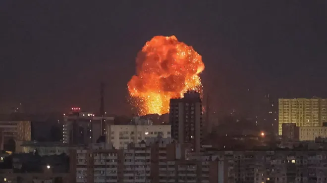 러시아의 미사일 공격을 받은 우크라이나 수도 키이우에서 화재가 발생한 모습. 로이터 연합뉴스