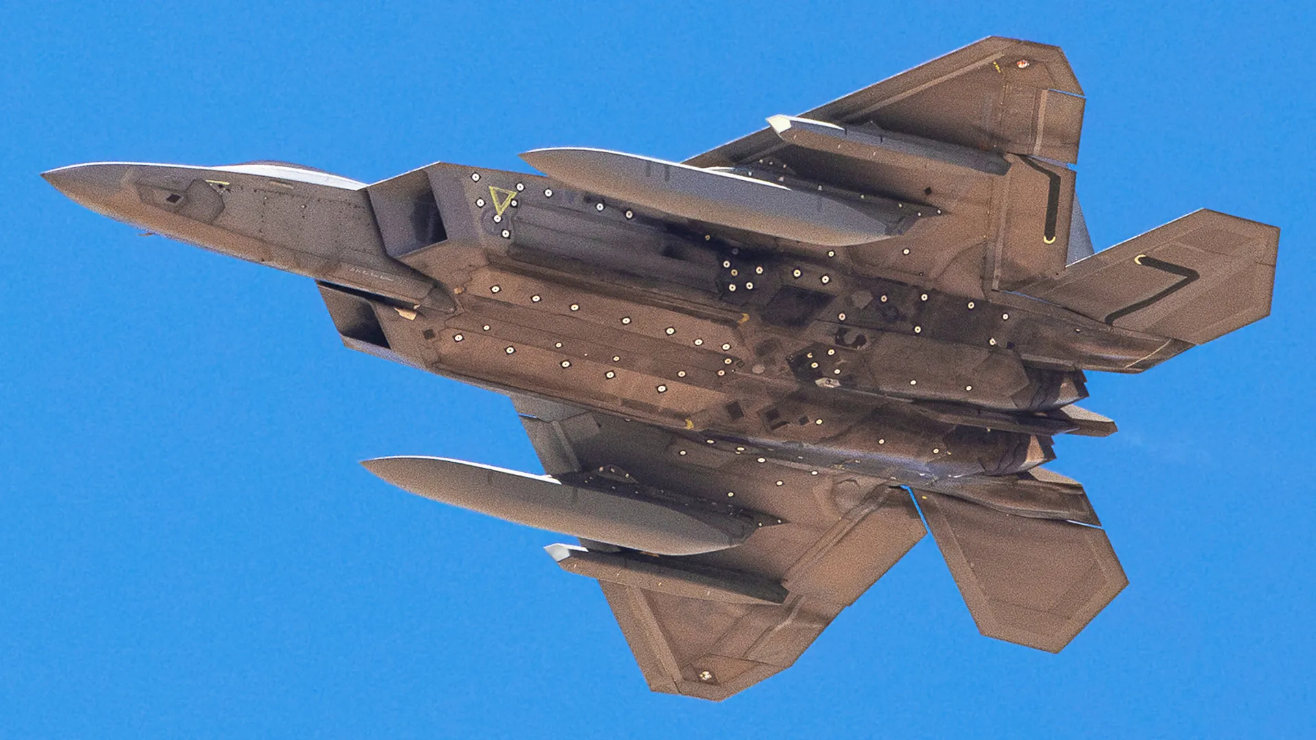 thumbnail - “중국 방공망 뚫는다” F-22 랩터 변신…‘항속거리’ 약점 지웠나 [밀리터리+]