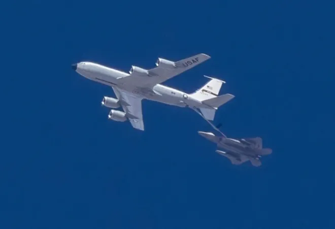 신형 저피탐 외부 연료탱크와 적외선 센서 포드로 추정되는 장비를 단 미 공군 F-22 랩터 전투기가 시험지원 공중급유기 NKC-135와 함께 비행하고 있다. 재로드 해밀턴