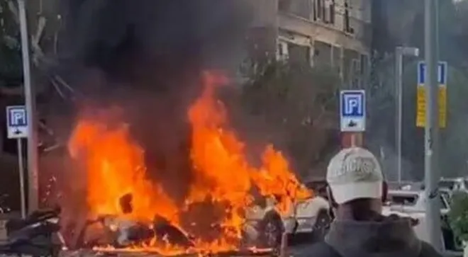 24일(현지시간) 이란의 미사일 공습을 받은 이스라엘 텔아비브에 화재가 발생한 모습. 엑스 영상 캡처