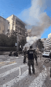 24일(현지시간) 이란의 미사일 공습을 받은 이스라엘 텔아비브에 화재가 발생한 모습. 엑스 영상 캡처