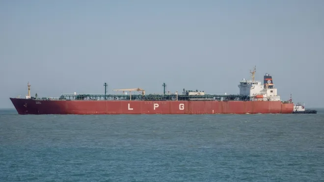 호르무즈 해협 인근 걸프 해역을 항해하는 선박. 이란은 비적대 선박에만 해협 통과가 가능하다는 조건부 신호를 내놨다. 로이터 연합뉴스