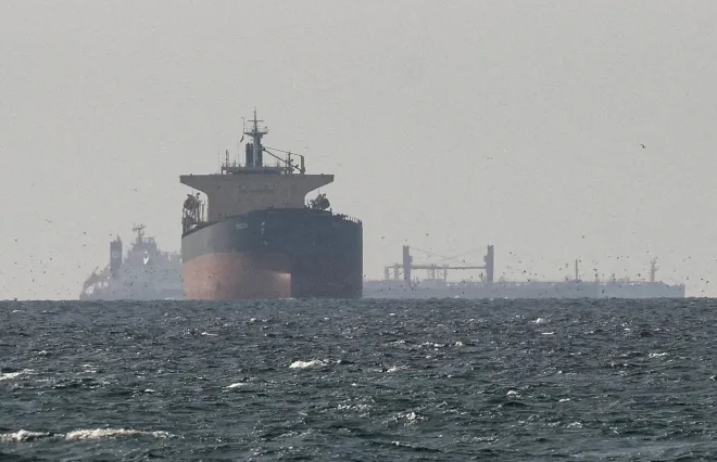 호르무즈 해협 인근 걸프 해역에 화물선들이 떠 있다. 이란은 비적대 선박에 한해 해협 통과가 가능하다는 조건부 신호를 내놨다. 로이터 연합뉴스