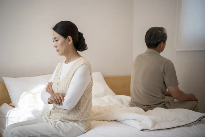시어머니 병간호와 육아를 떠맡아온 아내와 등을 돌린 남편의 모습을 연출한 이미지. 외도 뒤 “몸만 나가라”는 사연에 독자들은 “돌봄 인력 취급”이라며 분노했다. 아이클릭아트