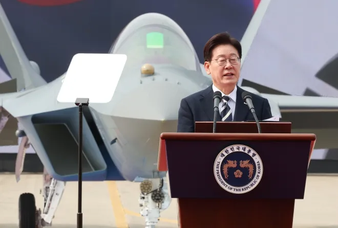 이재명 대통령이 25일 경남 사천 한국항공우주산업(KAI)에서 열린 KF-21 양산 1호기 출고식에서 격려사를 하고 있다. 2026.3.25 청와대통신사진기자단