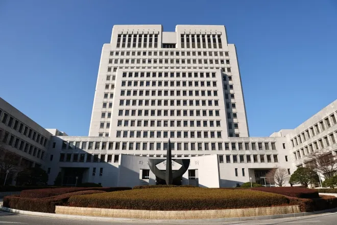 서울 서초구 대법원 청사. 대법원은 티눈 제거 시술 관련 보험금 소송에서 원심을 깨고 사건을 돌려보냈다. 연합뉴스