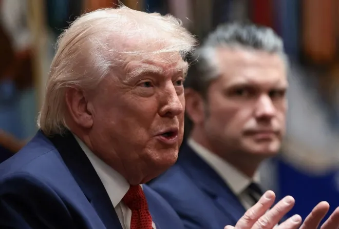 피트 헤그세스 미국 국방장관이 26일(현지시간) 워싱턴 백악관에서 열린 각료회의에 참석해 트럼프 대통령의 발언을 듣고 있다. 왼쪽은 도널드 트럼프 미국 대통령. 로이터 연합뉴스