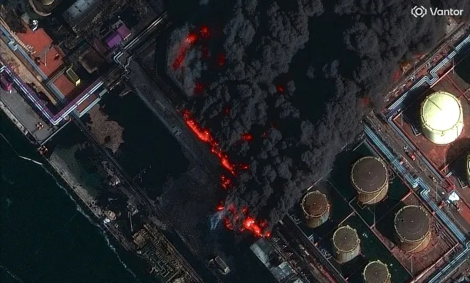 지난 27일(현지시간) 우크라이나의 공격 이후 러시아 발트해 우스트-루가에서 화염이 피어오르고 있다. 로이터 연합뉴스