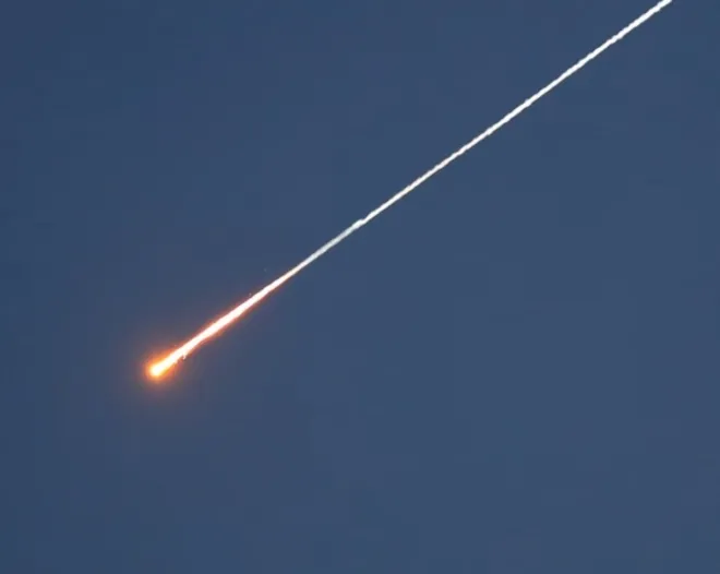 28일(현지시간) 예멘에서 이스라엘을 향해 발사된 미사일 궤적이 서안 지구 헤브론 상공에서 포착됐다. 게티이미지 멀티비츠