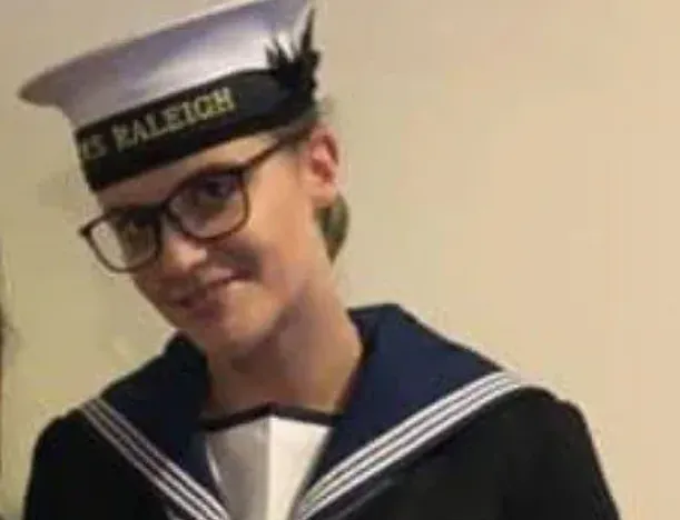 폐쇄적인 군함 내에서 동료 해병들을 성추행한 혐의로 체포된 영국 25세 해병 시안 도셋. SNS 캡처