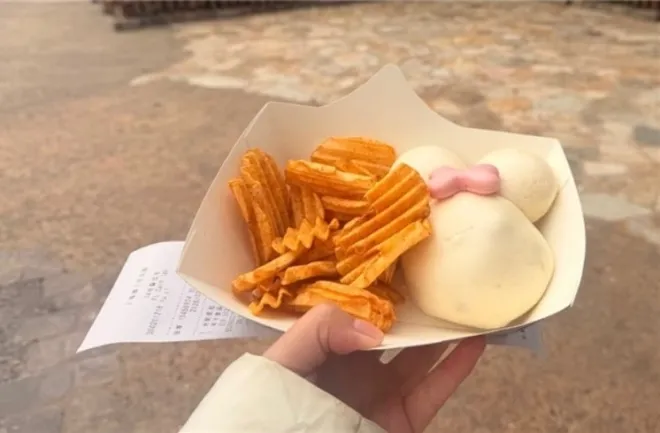 10주년을 맞이한 상하이 디즈니랜드에서 선보인 미니마우스 만두 부실한 내용물로 논란이 되고 있다. 웨이보 캡처