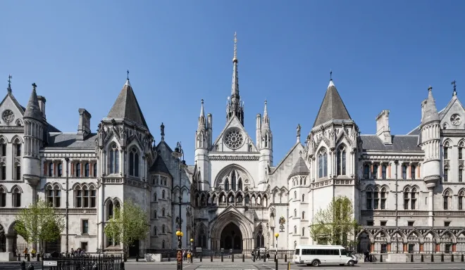 영국 런던의 왕립사법재판소 정문 전경. 영국 항소법원은 일란성 쌍둥이 형제 중 누구를 친부로 봐야 하는지 특정하지 못한 사건에서 출생기록은 유지하되 부모로서의 법적 책임은 인정하지 않는다고 판단했다. 위키미디어 커먼즈