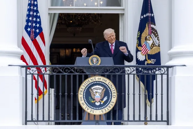 도널드 트럼프 미국 대통령이 27일(현지시간) 워싱턴 백악관에서 발언하고 있다. 백악관은 트럼프 대통령의 주요 정책 발표 직전 반복된 대규모 거래 의혹에 대해 “근거 없는 주장”이라고 반박했다. EPA 연합뉴스