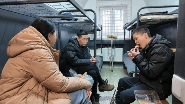 김영미(왼쪽) 분쟁지역 전문PD가 지난해 10월 탈북시민단체 겨레얼통일연대에서 준비한 고향음식을 우크라이나에 억류 중인 북한군 포로들에게 전한 후 대화를 나누고 있다. 겨레얼통일연대 제공