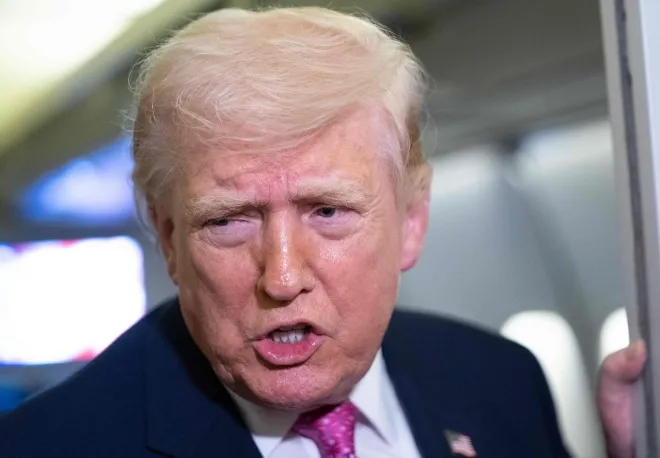 도널드 트럼프 미국 대통령이 29일(현지시간) 에어포스원 기내에서 취재진 질문에 답하고 있다. 이날 트럼프 대통령은 이란과의 협상과 군사 대응을 놓고 강경 발언을 이어갔다. 게티이미지 AFP 연합뉴스