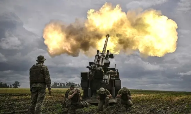 2022년 6월 15일, 우크라이나 동부 돈바스 지역의 전선에서 우크라이나 군인들이 러시아 진지를 향해 사격하고 있다. AFP 연합뉴스