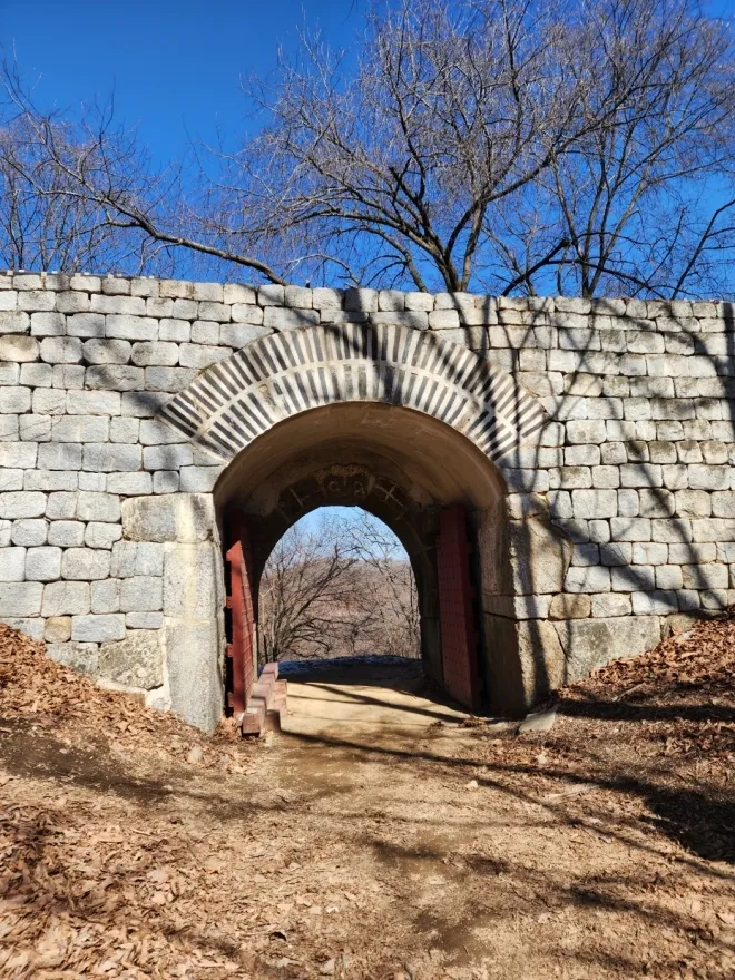 남한산 암문