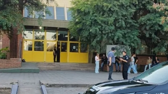 총격 사건이 발생한 학교에 경찰들이 출동해 있다. 라나시온 캡처