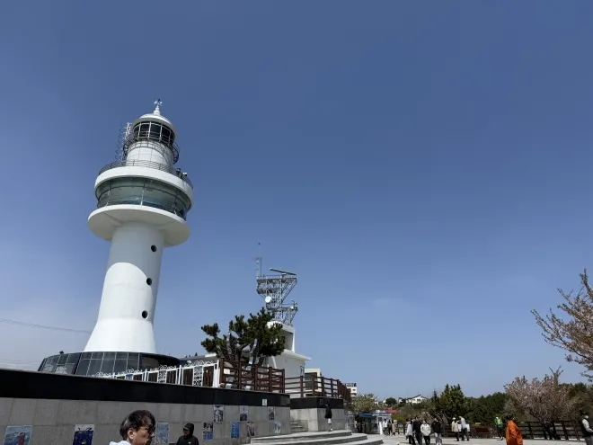 강원 동해시 묵호등대 전경. 전망대에서는 동해 바다와 해안 풍경이 한눈에 내려다보인다.