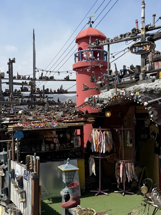 묵호 논골담길에 위치한 ‘등대그집 기념품점’. 골목 곳곳에 감성 소품 가게와 카페들이 들어서며 묵호 여행의 또 다른 볼거리가 되고 있다.