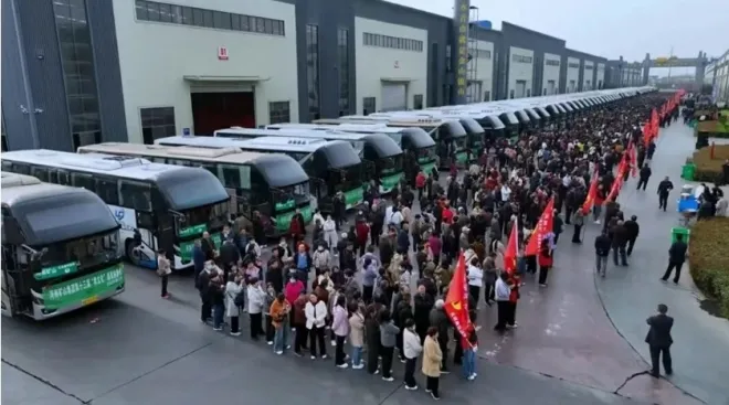 복지기업으로 소문난 중국 중장비기업 허난광산그룹이 직원들의 부모 4000명을 초청한 뒤 무료 여행을 보내줘 화제다. 지우파이신문 캡처