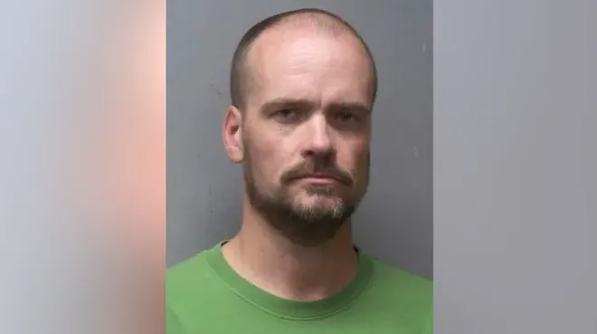 휴가객들에게 주택을 임대하던 집주인인 크리스천 파말리 에드워즈(44)가 아동 성학대물 소지 및 배포와 관련한 여러 중범죄 혐의로 체포됐다.