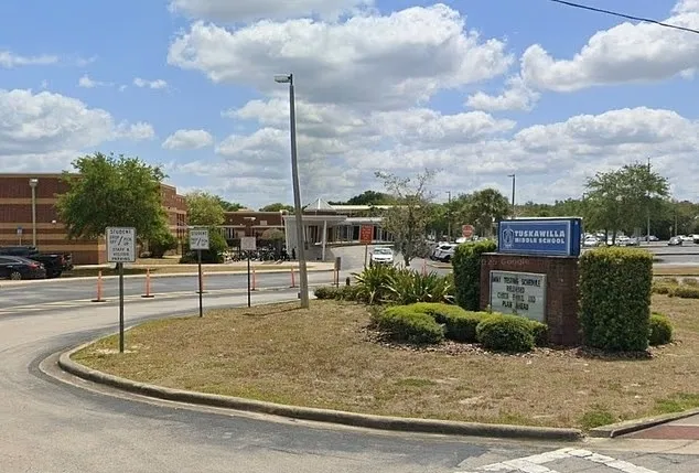 미국 플로리다 오비에도의 터스카윌라 중학교 전경. 현지 수사 문건에는 대니얼 르 리에브르가 피해 학생의 시간표를 바꿔 자신의 다른 수업에도 들어오게 했다는 내용이 담긴 것으로 전해졌다. 구글 스트리트뷰 캡처