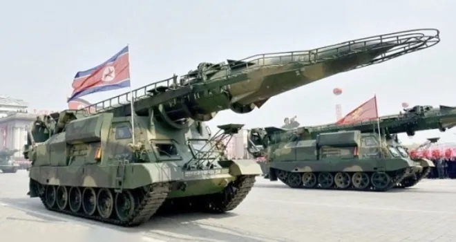 북한의 화성-9 계열 탄도미사일로 소개된 장면. 밀리터리 워치 매거진은 헤즈볼라가 운용했을 가능성이 제기된 스커드 추정 미사일이 북한 기술 지원 아래 개량된 파생형일 수 있다고 분석했다. 밀리터리 워치 매거진