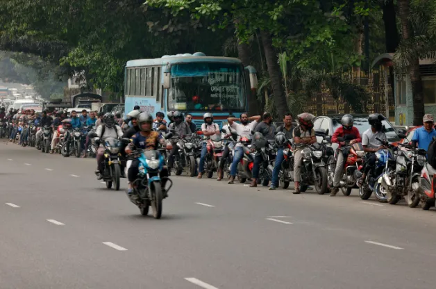 현지시간으로 3월 10일 방글라데시 수도 다카에서 주유소에 가기 위해 줄 선 오토바이들. 로이터 연합뉴스