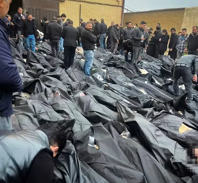 2026년 1월 이란 반정부시위 당시 당국의 폭력적인 진압으로 숨진 사람들의 시신. 지인과 가족이 신원 확인을 위해 모여 있다. 로이터 연합뉴스