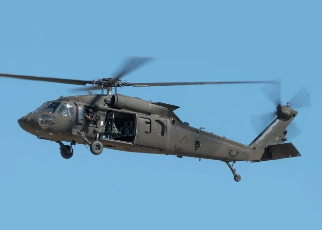 미군 UH-60 블랙호크 헬기가 비행하고 있다. 이번 F-15E 승무원 구조전에서도 블랙호크가 투입된 것으로 전해졌다. 위키미디어 커먼스